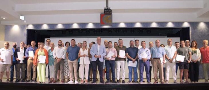 El presidente de la Diputación, Antonio Ruiz, y la delegada de Deportes, Ana Blasco, junto a los representantes de clubes y federaciones.