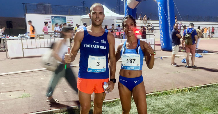 Jesús Alguacil y María Moyano posando tras su victoria. Foto: Trotasierra