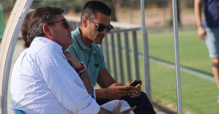 Juanito mirando el móvil junto a Raúl Cámara y Javier González Calvo durante el entrenamiento.
