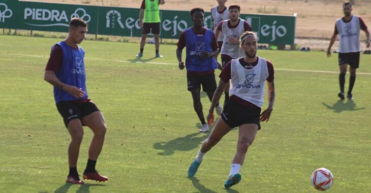 Gudelj intenta corta el pase de Adri Fuentes.