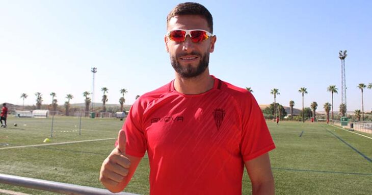 José Cruz luciendo sus gafas de sol Styrpe en la Ciudad Deportiva.