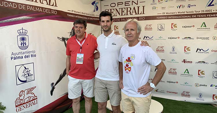 José María Parra entre Miguel Caro y Manuel Vera, los alma mates del Open Generali Ciudad de Palma del Río.