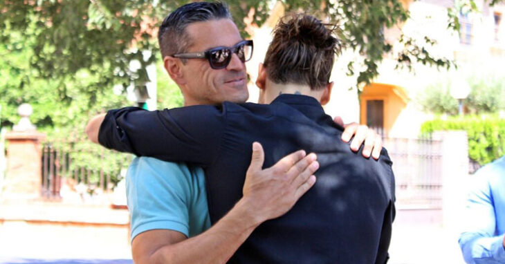 Juanito abraza a Dragisa Gudelj antes del acto de su renovación. Foto: CCF
