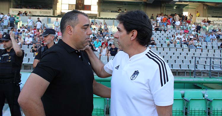 Germán Crespo saludando a Aitor Karanka.