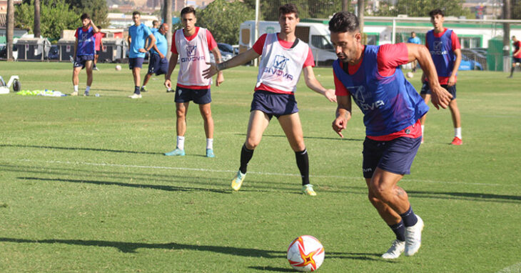 Kike Márquez avanzando con el balón controlado en el partidillo final en la Ciudad Deportiva antes del amistoso ante el Sevilla Atlético.