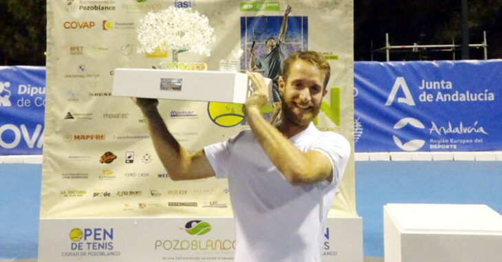 Constant Lestienne, muy feliz mostrando el trofeo de ganador