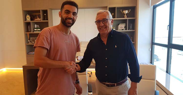 Mariano Jiménez estrechando su mano con Agus Avilés.