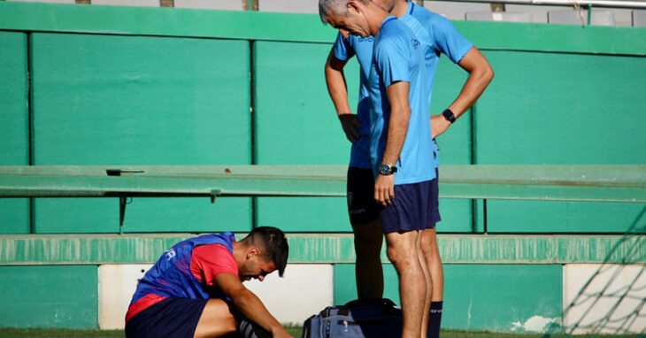 El doctor Bretones y su equipo está teniendo trabajo a destajo esta pretemporada. Foto: CCF