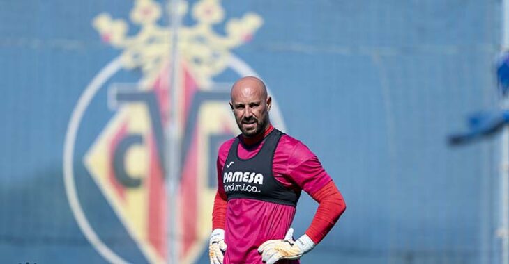 Pepe Reina de vuelta al Villarreal en su primer día de pretemporada 15 años después.