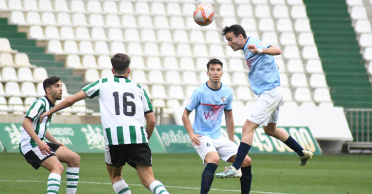 Puyi ganando una pelota por alto en el partido de los pozoalbenses en El Arcángel. Foto: CD Pozoblanco