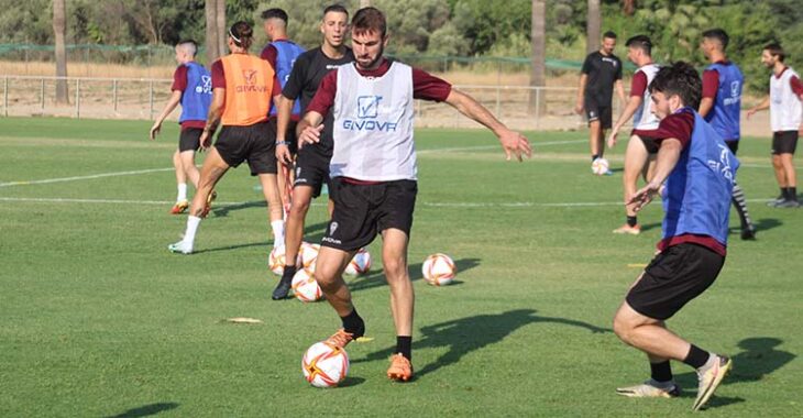 Ramón Bueno pasando el balón en un rondo en la Ciudad Deportiva.