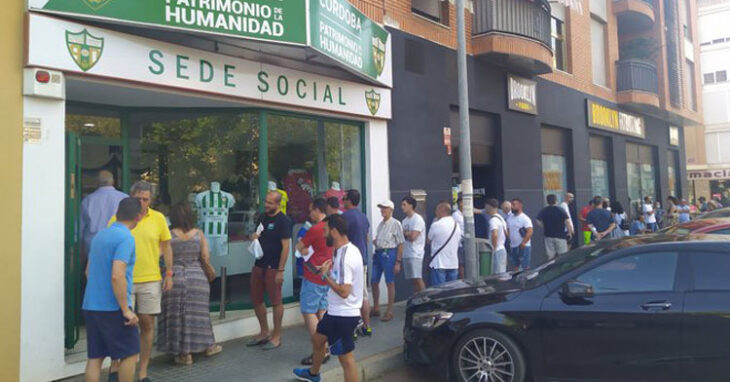 Las colas que se formaron por momentos en el primer día de la campaña de abonados del Córdoba Patrimonio. Foto: @Atucor