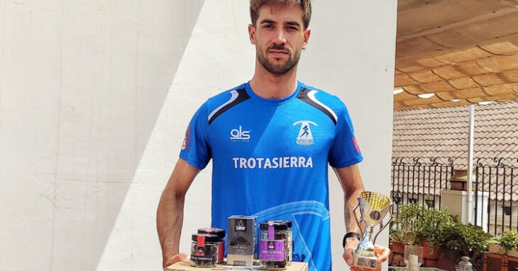 Alberto Rubio con regalos de la carrera de Montalbán. Foto: Trotasierra