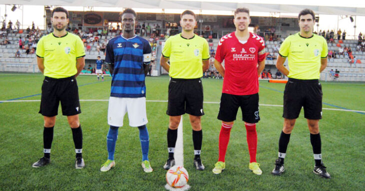 Los capitanes posando con los árbitros en el primer amistoso de Salerm Puente Genil. Foto: Tino Navas / @SalermPG