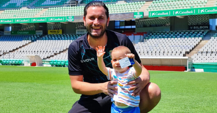 Un aficionado cordobesista posa junto a un pequeño sobre el césped de El Arcángel. Foto: CCF