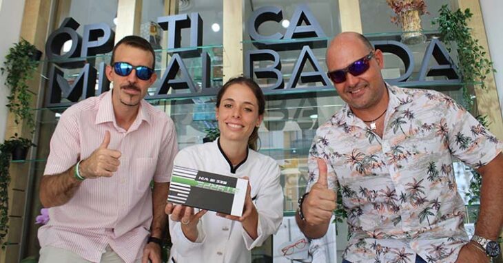 Álvaro Vega y Manuel Muñoz recibieron las gafas Styrpe de la gerente del Óptica Miralbaida, Gloria García.