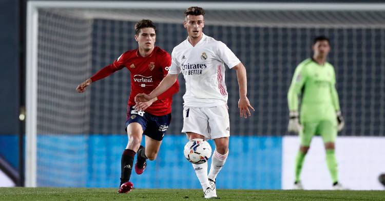 Antonio Blanco con el balón en un partido contra el Osasuna