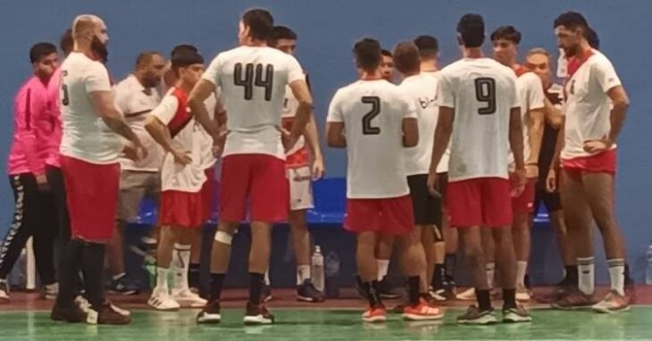 Los jugadores del Balonmano de Pozoblanco reunidos en un tiempo muerto contra el GAB Jaén