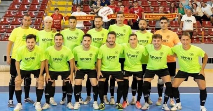 Los jugadores del Beconet Bujalance posando antes del amistoso contra el Decorséneca en Vista Alegre