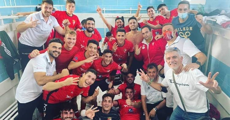 Celebración en el vestuario tras la victoria de un partido del conjunto de Cabra