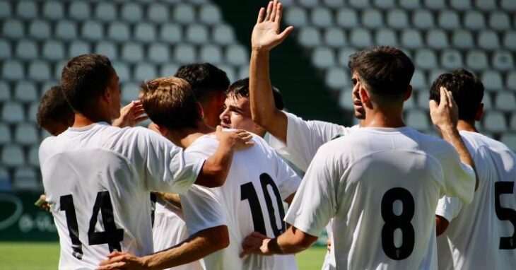 Los jugadoras del Córdoba B celebrando uno de los goles contra el Marbella