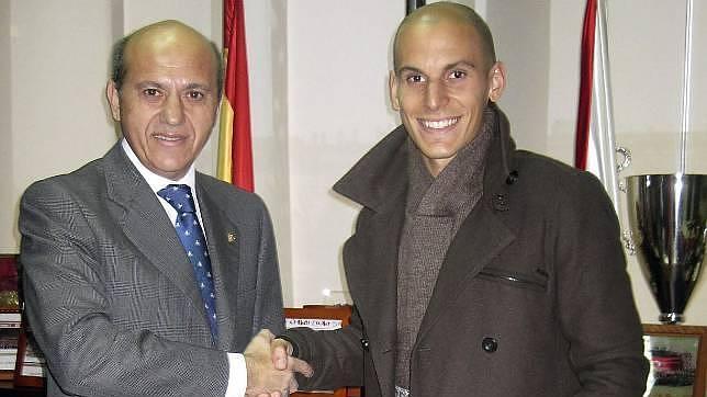 Javi Hervás estrechando su mano a José María del Nido tras su traspaso al Sevilla.