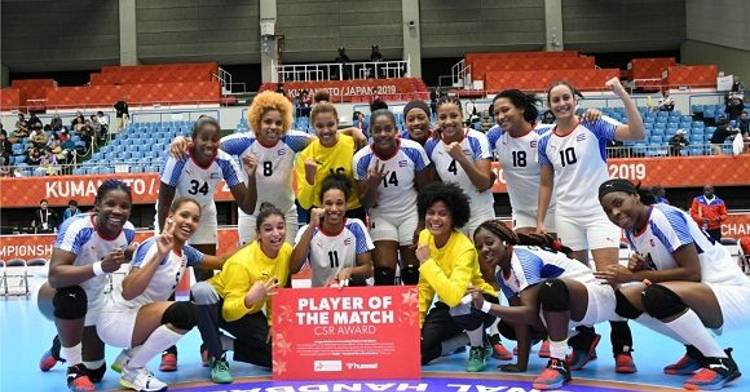 La portera Indiana Cedeño, la primera por la derecha junto al resto de la selección de Cuba