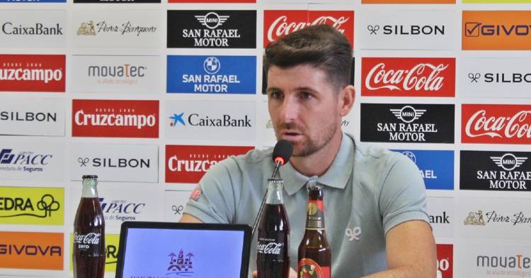 Javi Flores atendiendo a los medios de comunicación antes del primer partido oficial de la temporada 2022/23