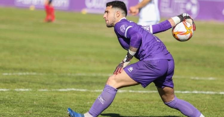 Jesús López en el momento previo a sacar en un partido del Real Jaén CF