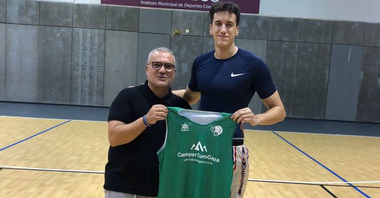José Antonio Moreno, nuevo fichaje del UCB, posando con la equipación verdinegro