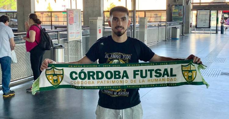Lucas Bolo posando con una bufanda del conjunto blanquiverde en su llegada a Córdoba