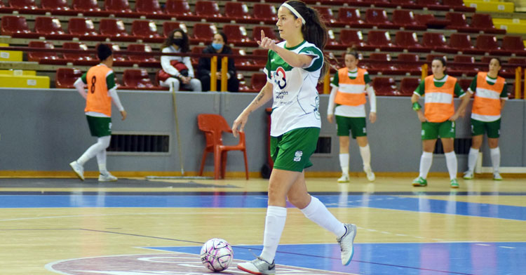 Neiva Cano dirigiendo el juego desde atrás