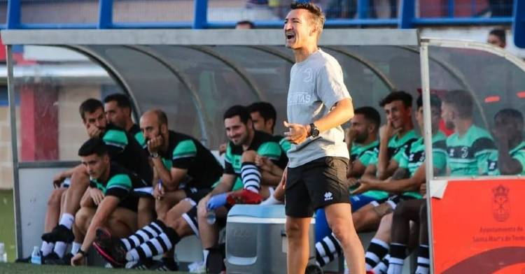 Raúl Casañ dando instrucciones a sus jugadores