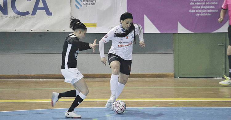Sara Moreno conduciendo el balón