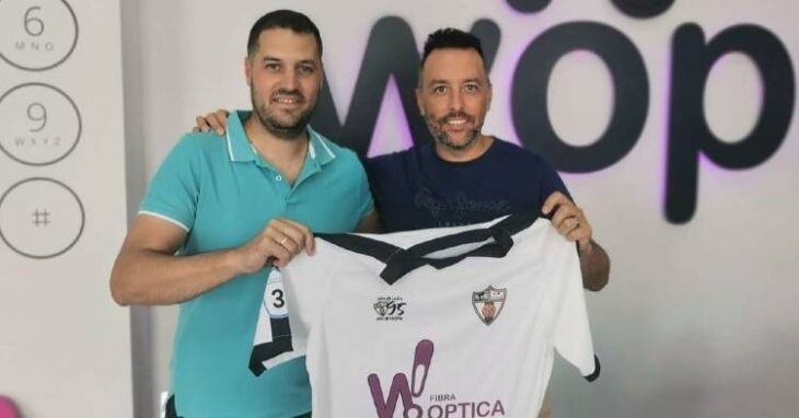 El presidente Sergio Galán posando con la camiseta de su club