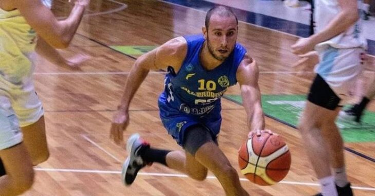 Valentín Burgos con la pelota en las manos en un partido del Club Del Progreso