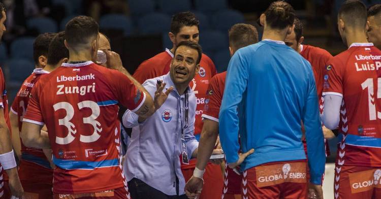Víctor Montesillo dando instrucciones a sus jugadores