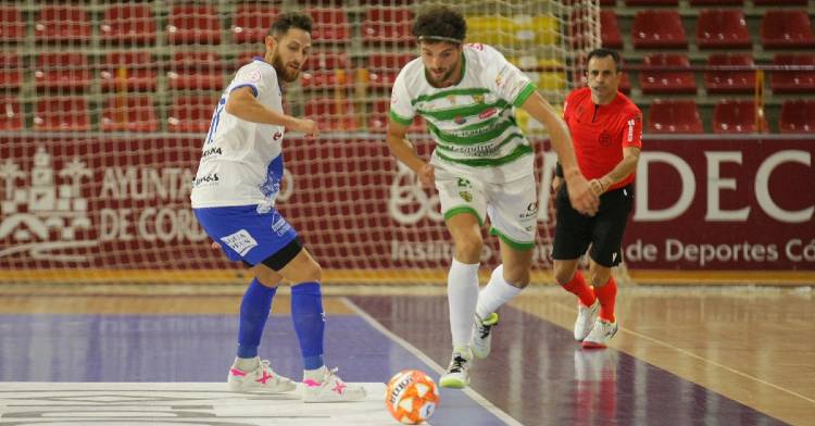 Zequi con el balón en Vista Alegre en un lance del partido contra el Manzanares FS