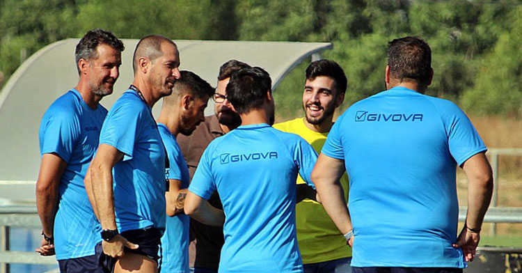 Abreu saludando al cuerpo técnico en el entrenamiento en la Ciudad Deportiva. Foto: CCF
