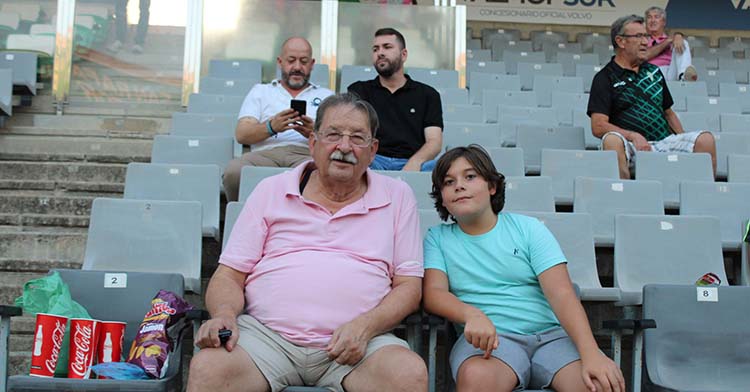 Abuelo y nieto juntos en El Arcángel en el último amistoso ante el Villarreal.