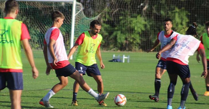 Álex Bernal busca el balón en el rondo ante Jan Reixach.