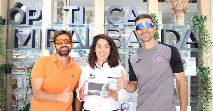Manuel Cobos y Andrés Armada tras recibir sus gafas de sol Styrpe de la gerente de Óptica Miralbaida Rosario García.