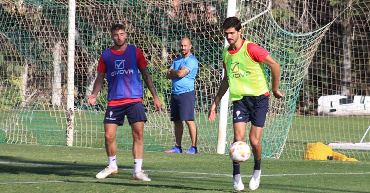 Bernardo Cruz entrenando ya con el grupo del Córdoba tras un mes de baja por la apendicitis que le lastró.