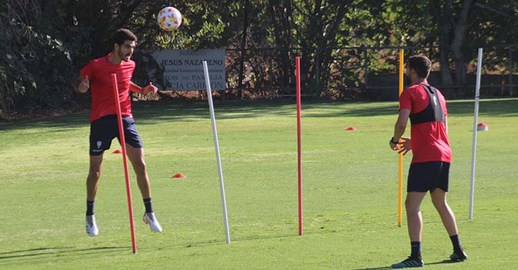 De vuelta a la Ciudad Deportiva. Bernardo Cruz ya toca balón junto a José Cruz.