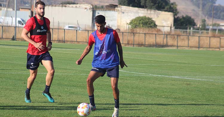 José Manuel Calderón controlando el balón ante José Cruz en la vuelta a los entrenamientos.
