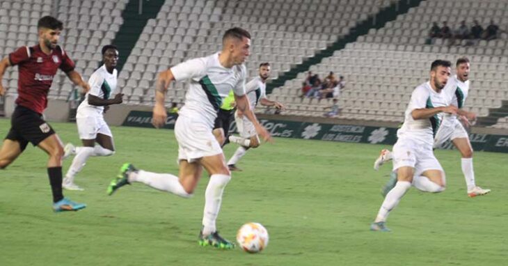 Carracedo metiendo la directa por su banda derecha, toda una autovía para el ascenso del Córdoba CF.