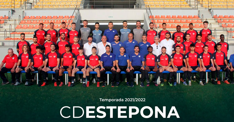 La foto oficial del CD Estepona 2021-22, en la que ascendió desde el Grupo 2 de la División de Honor Sénior a Tercera Federación. Foto: @CDEstepona