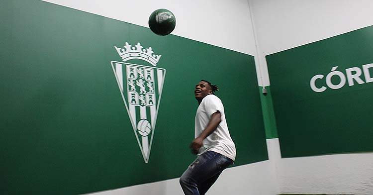 Cedric jugando con el balón en su presentación.