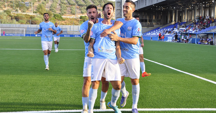 Los jugadores celestes celebran el gol de Ranchero. Foto: Ciudad de Lucena