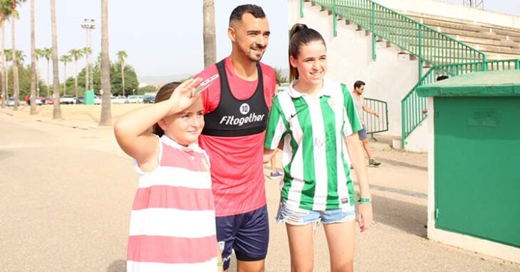 Dos jóvenes cordobesistas posando con Miguel de las Cuevas.